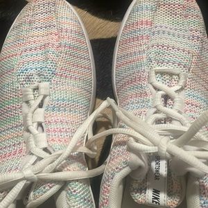 NIKE MULTICOLORED SIZE 7. just like new